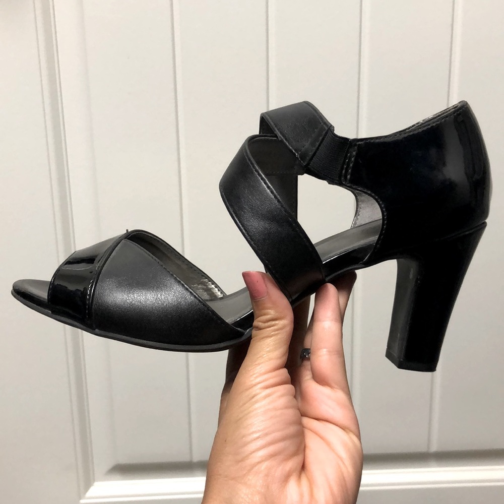 Life stride high heel. Very pretty! Size 8. I wore them twice.